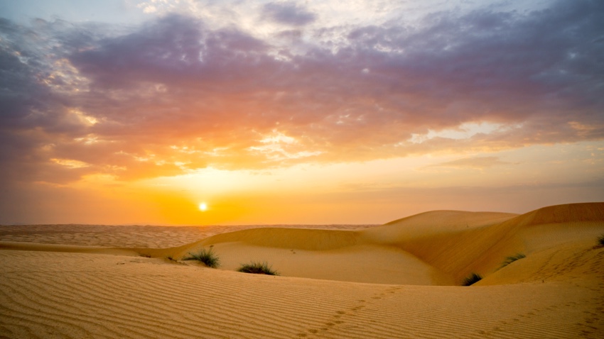Tramonto nel deserto in Oman durante il viaggio