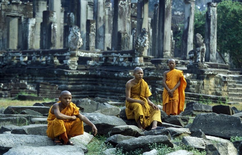 Monaci seduti presso un tempio, immortalati durante il tour di 4 giorni in Cambogia