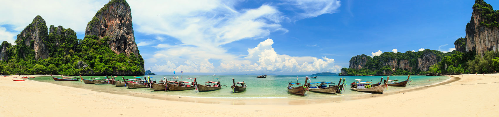 Spiaggia tropicale di Phuket fotografata durante un soggiorno mare Thailandia di Originaltour