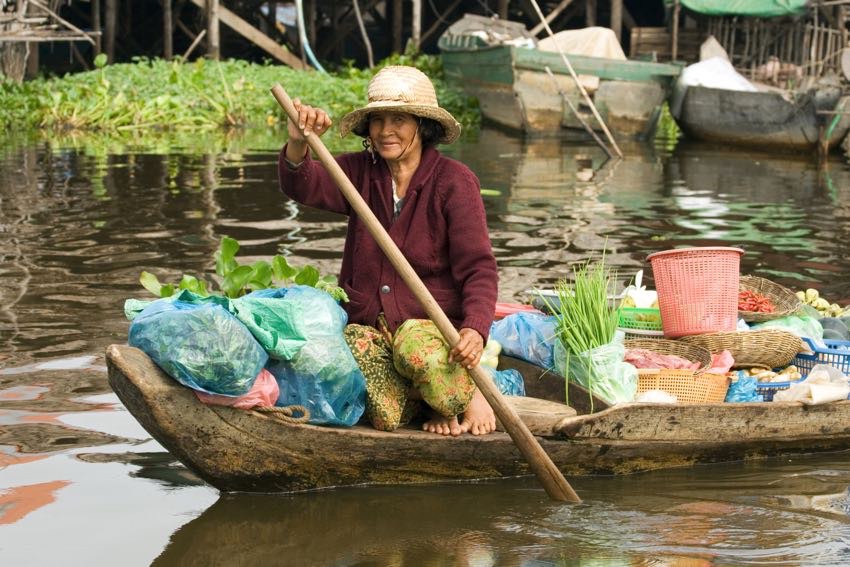 Donna vietnamita a bordo di una imbarcazione tipica