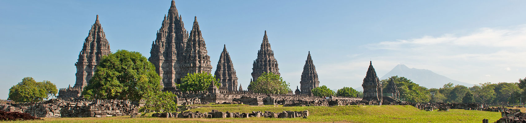 Struttura storica immortalata durante il tour di lusso in Indonesia