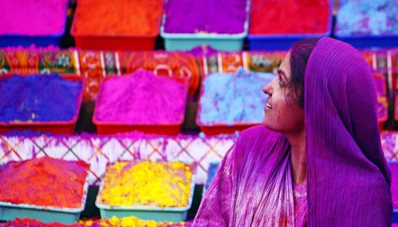 Donna e coloratissime polveri Holi, durante il Viaggio in India classico di Originaltour