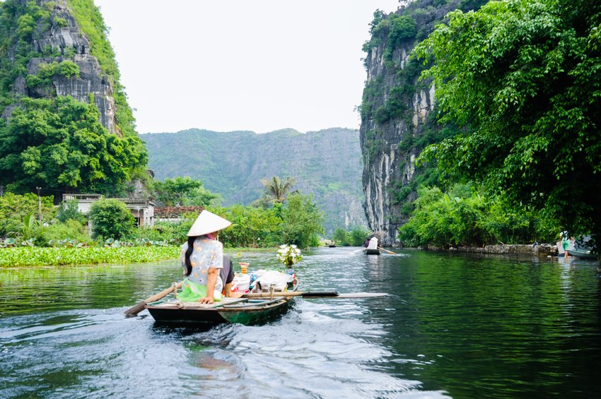 Donna in imbarcazione tradizionale vietnamite durante un tour Vietnam di 9 giorni