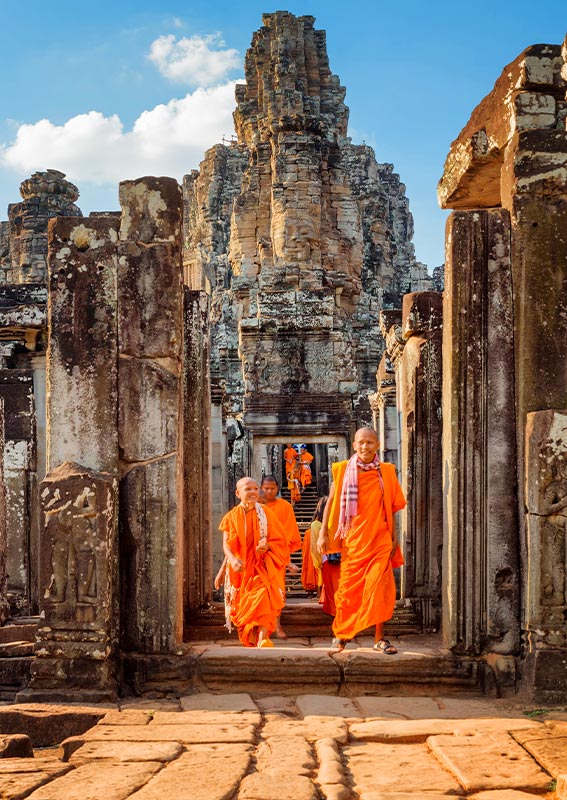 Monaci davanti ad unastruttura storica fotografati durante il viaggio in Cambogia