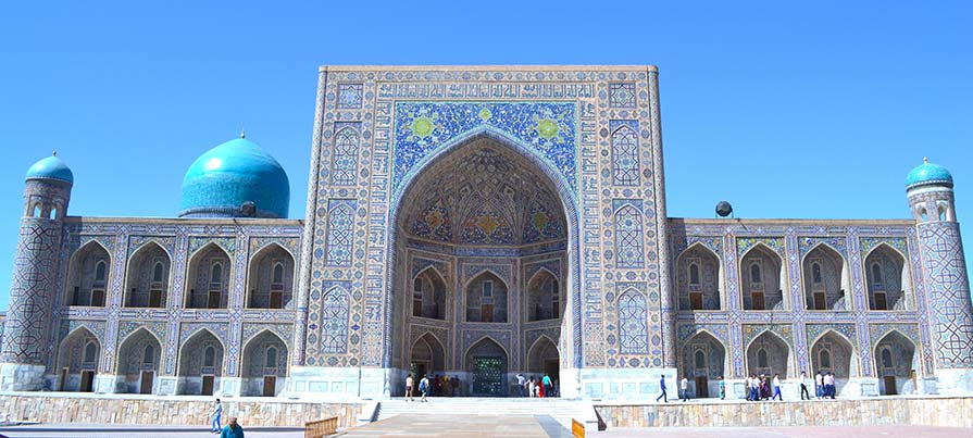 Piazza Registan di Samarcanda fotografata durante il Grand Tour dell'Uzbekistan