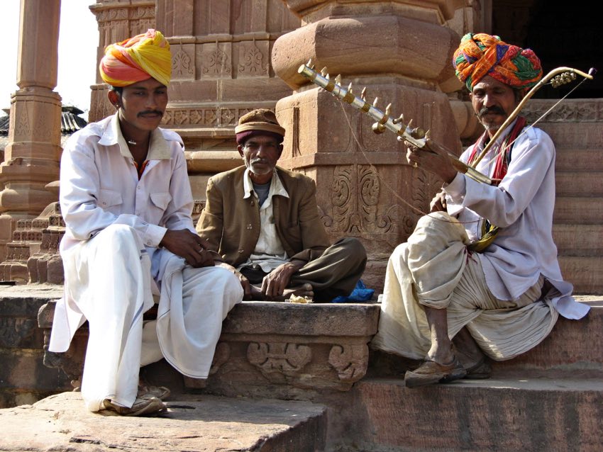 Indiani con strumenti musicali tradizionali fotografati durante il viaggio in India