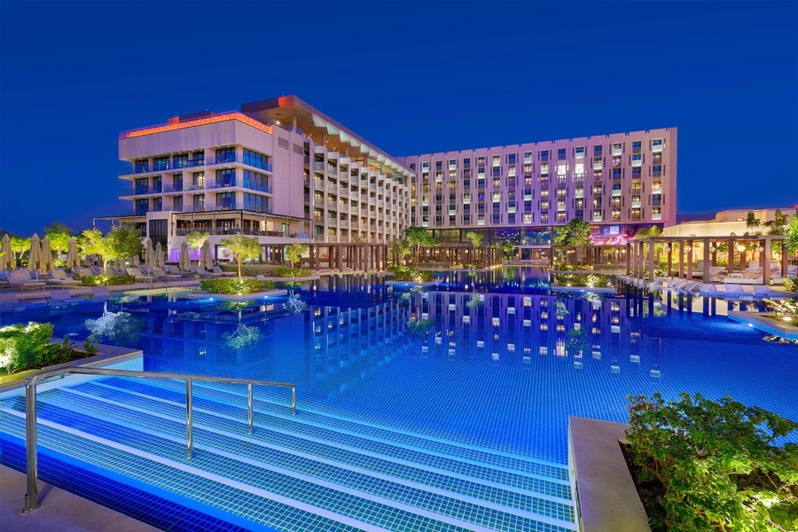 Struttura del W Hotel Muscat con piscina in Oman