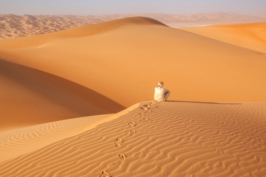 Uomo nel deserto durante il Tour Oman Classico