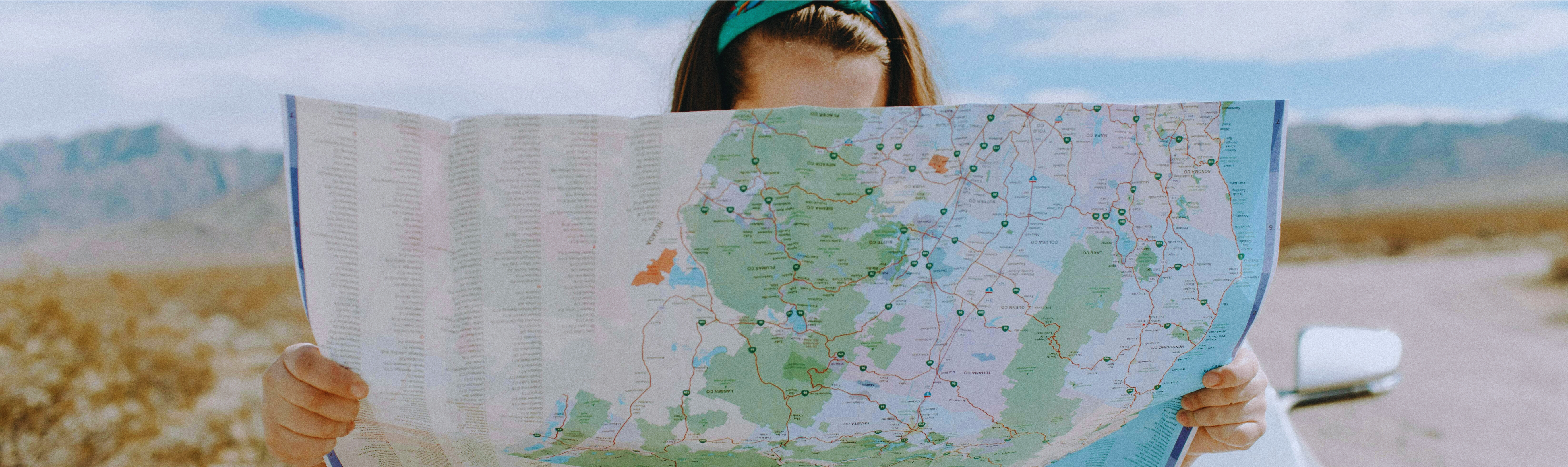 Mamma che guarda una mappa in viaggio con la famiglia