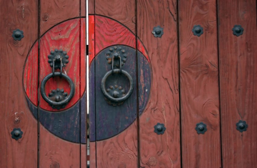 Porta con simbolo fotografato durante il viaggio e tour in Corea del Sud