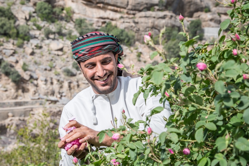 Uomo che raccoglie le rose durante il Tour Oman Adventure Easy