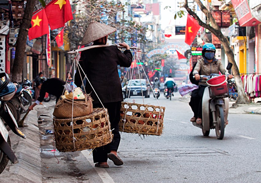 Uomo vietnamita che cammina in città, fotografato durante il viaggio di 10 giorni in Vietnam del nord