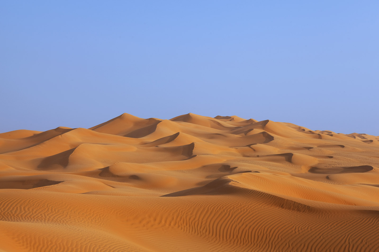 Foto paesaggistica nel deserto durante un viaggio nei tre deserti dell'Oman