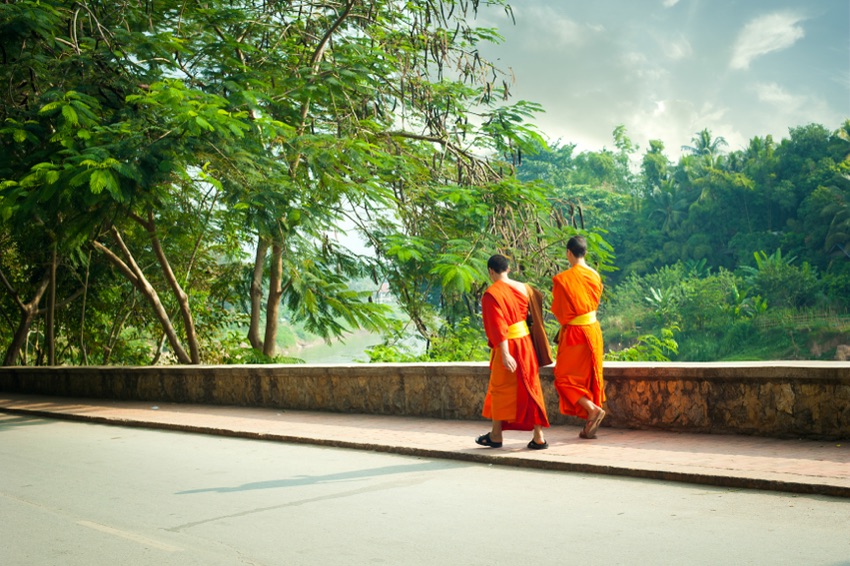 Monaci buddisti che camminano in strada durante il soggiorno Laos e Cambogia di 12 giorni