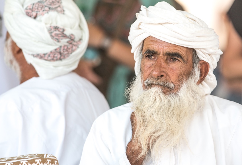 Uomo omanita sorridente durante il viaggio