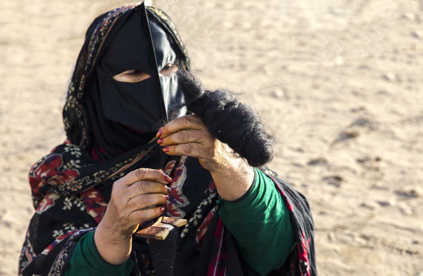 Donna omanita sorridente durante il viaggio