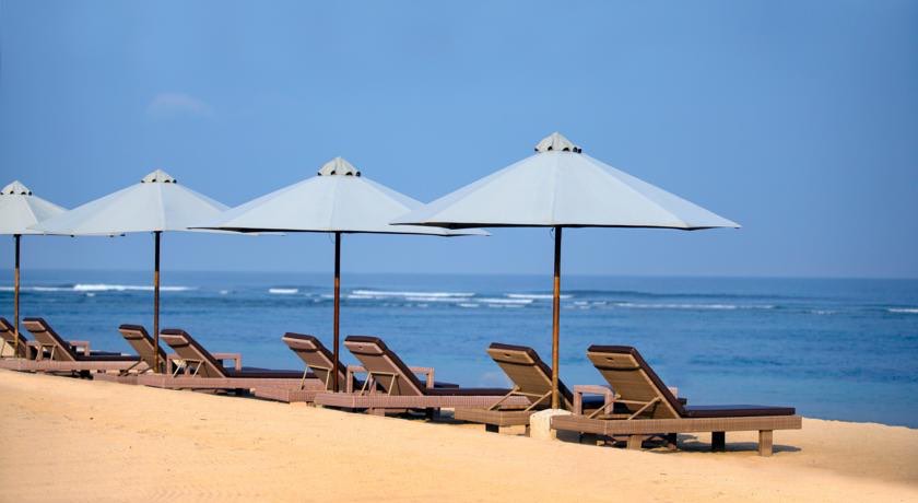 Foto di spiaggia e mare dal viaggio di lusso in Indonesia